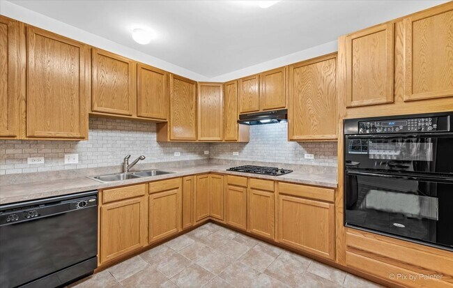 Foto del edificio - 738 Oak Hollow Rd
