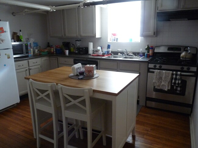 Kitchen - 6215 N Wayne Ave
