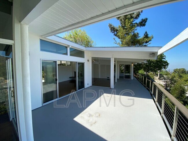 Building Photo - 3395 Deronda Dr