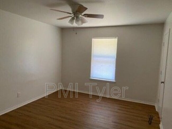 Foto del edificio - 16150 Shoshone Dr