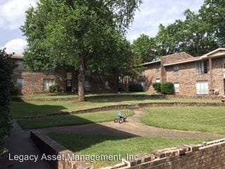 Building Photo - 705 W Putman St
