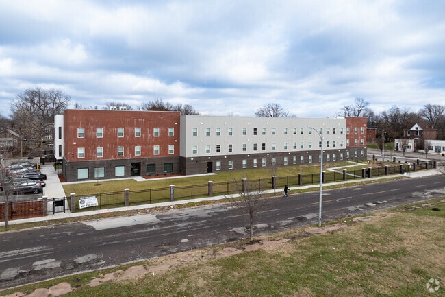 Building Photo - Alumnus Gardens