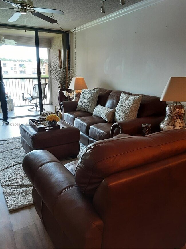 Foto del edificio - 6323 Coral Lake Dr