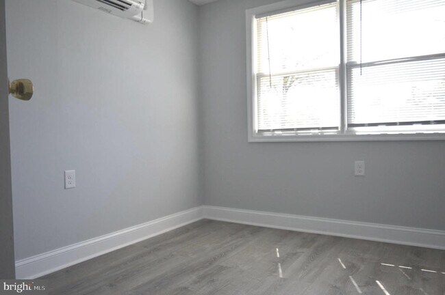 Foto del edificio - 118 E Maple Ave