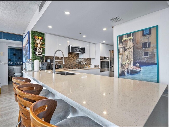 Foto del edificio - 7601 E Treasure Dr
