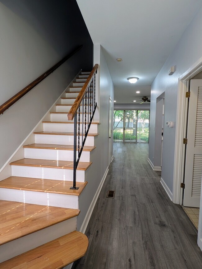Building Photo - 1122 Regency Dr
