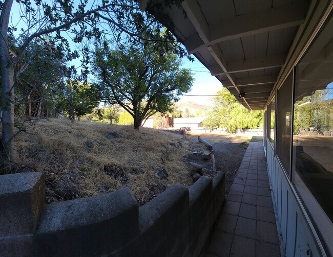 Building Photo - 5 Bedroom 3 bathroom in close proximity to...