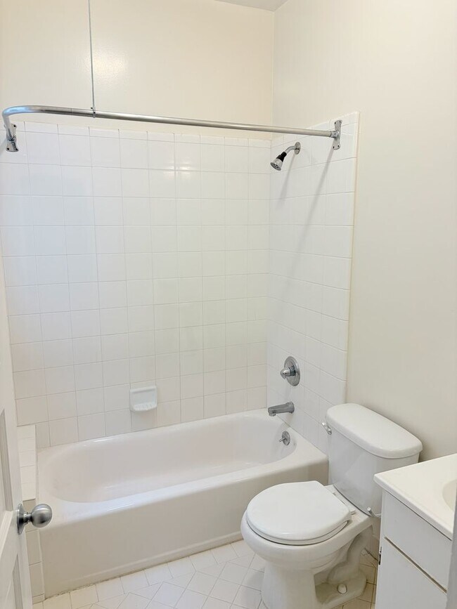 Building Photo - Centrally Located Gorgeous 2 Bedroom 1 Bath**New Appliances**Washer/Dryer**City Views**