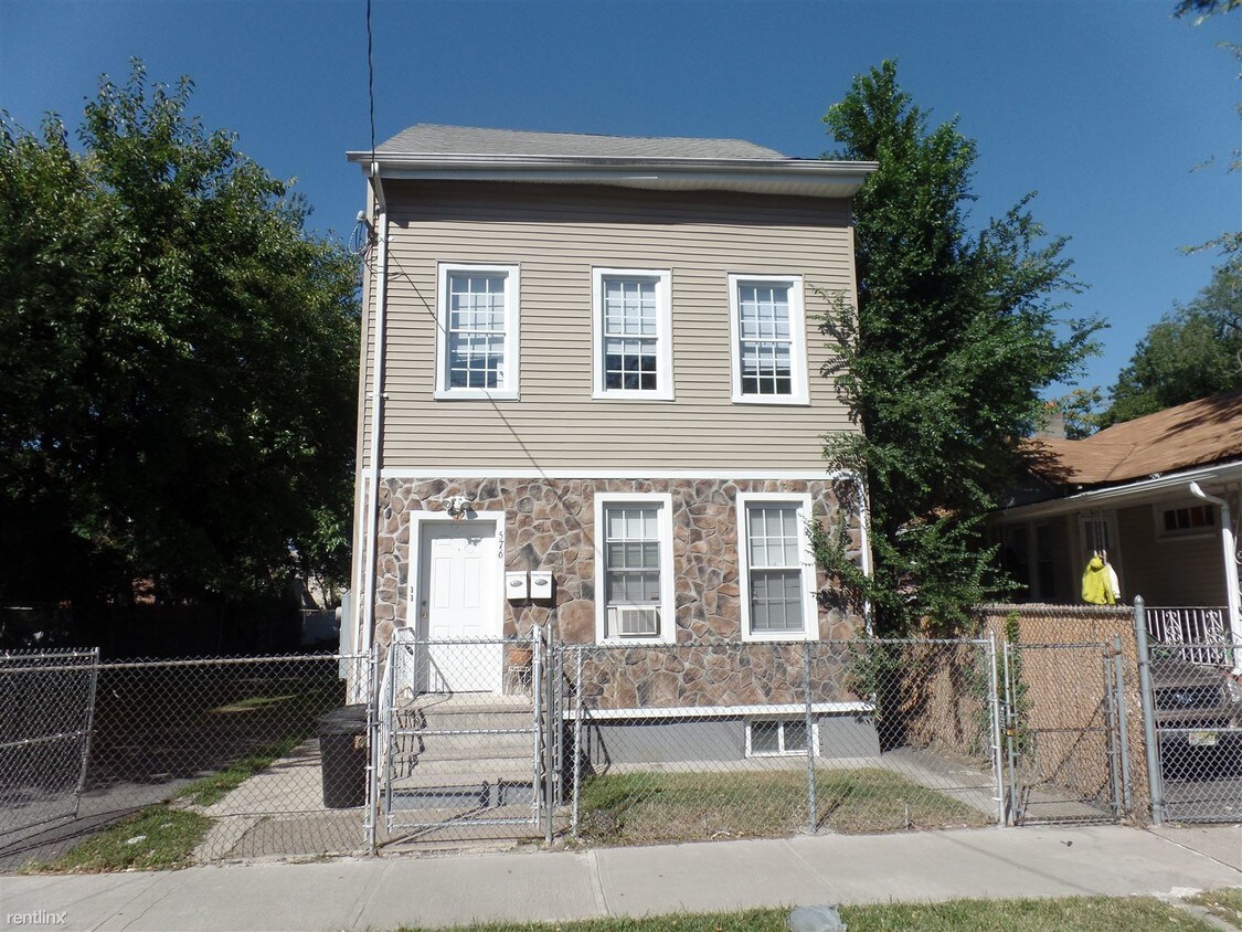 Primary Photo - 576 E 22nd St