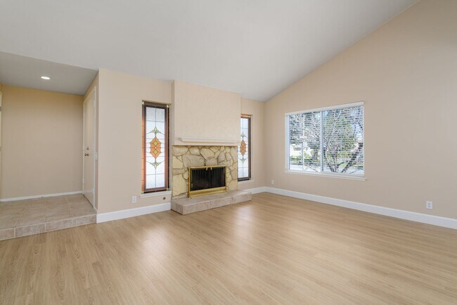 Building Photo - Beautiful Newbury Park 3 Bedroom 2 Bath Home
