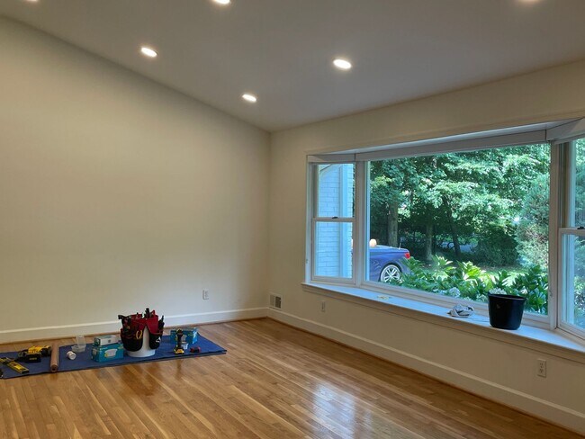 Building Photo - Sparkling and Spacious