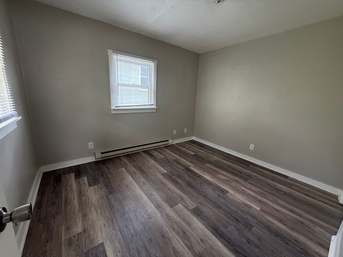 Building Photo - 904 W Main St