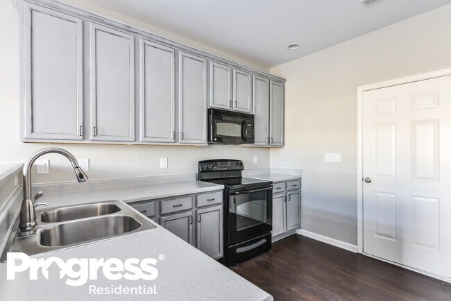 Foto del edificio - 245 Haywood Ln