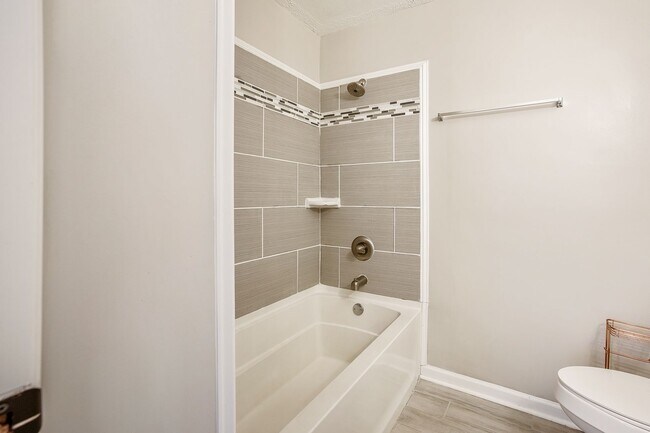 Foto del edificio - 4 bedroom 2 bathroom in mature neighborhood