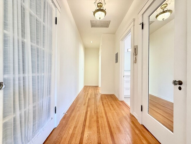 Building Photo - Classic Berkeley Condo with Tasteful Modern Updates
