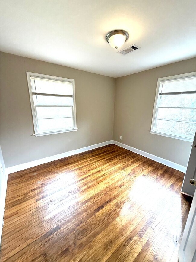 Foto del edificio - ** 3 Bed 2 Bath located off Zelda Road ** Call 334-366-9198 to schedule a self-tour