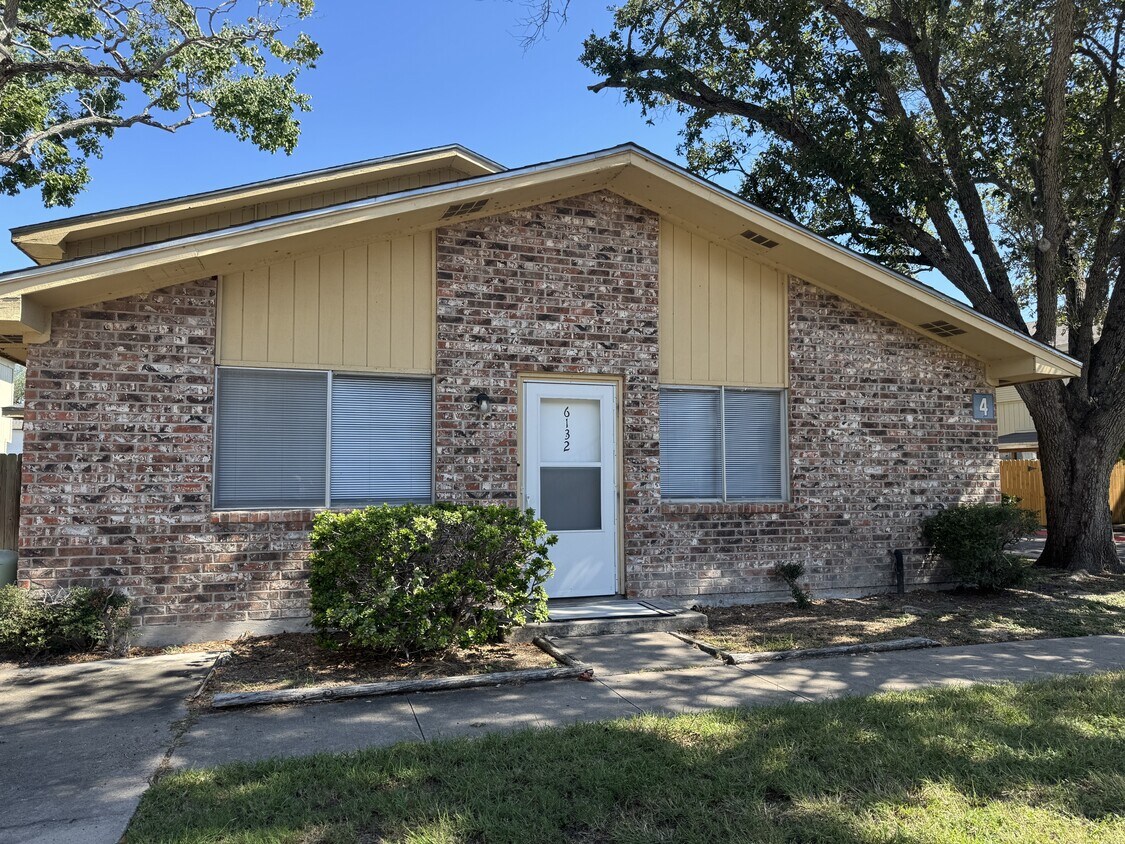 Foto principal - 6132 Hidden Oaks St