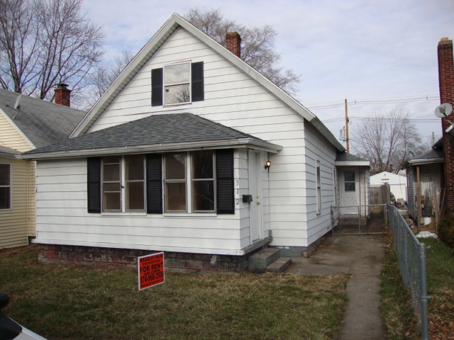 Building Photo - 312 E 9th St