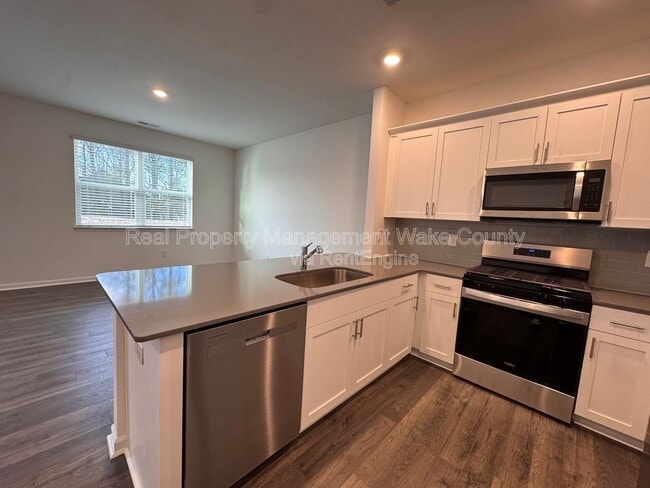 Building Photo - 407 Belgian Red Wy