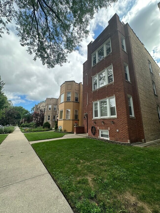 Foto del edificio - 5643 N Artesian Ave