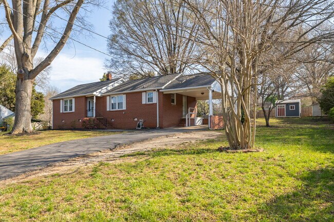 Foto del edificio - 3327 Emory Dr