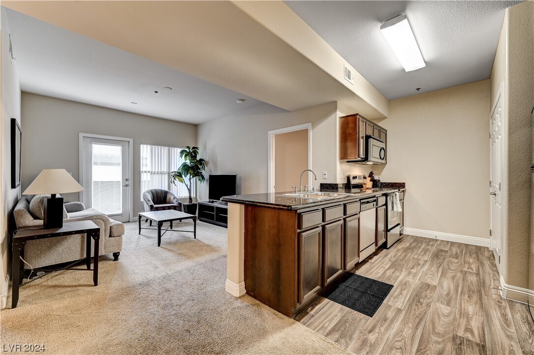 Foto principal - 7955 W Badura Ave