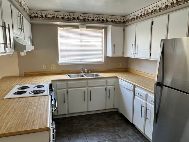 Building Photo - 3 bedroom/ 2 bath home, centrally located ...