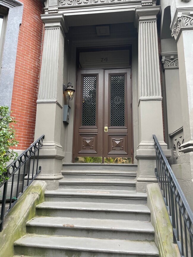 Foto del edificio - 74 Commonwealth Ave