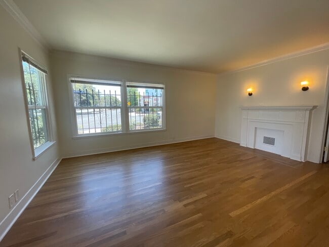 Building Photo - 5904 San Vicente Blvd