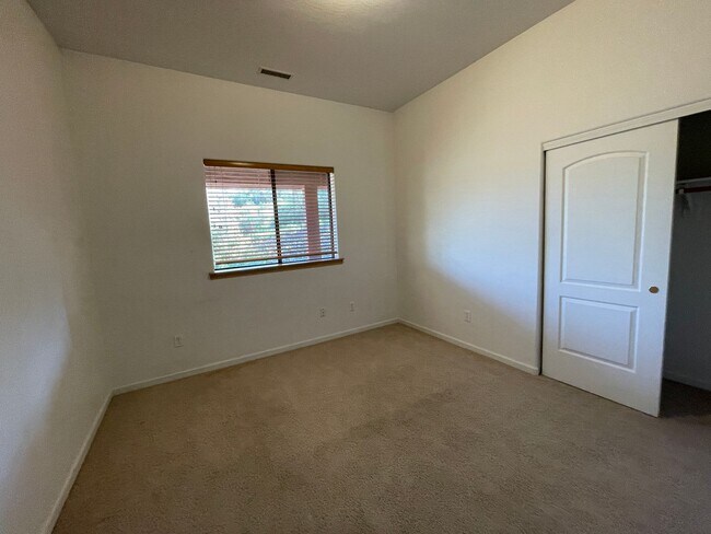 Building Photo - 1476 Eagle Crest Dr