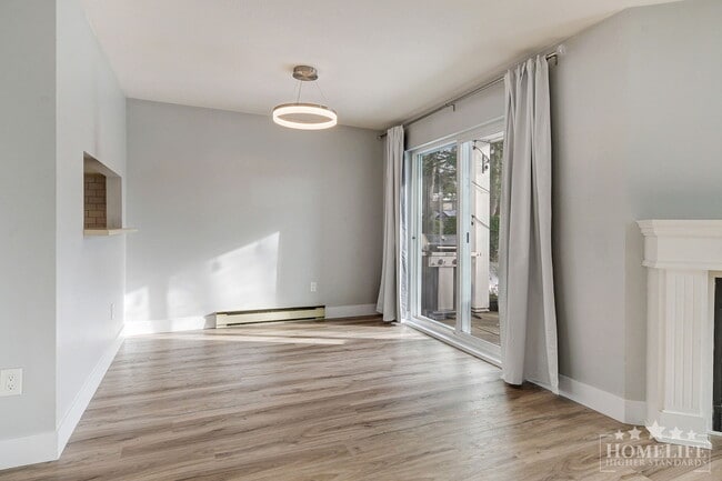 Photo du bâtiment - 2 Bed + 2 Bath Townhouse for Rent in South Surrey – Ocean Park Village