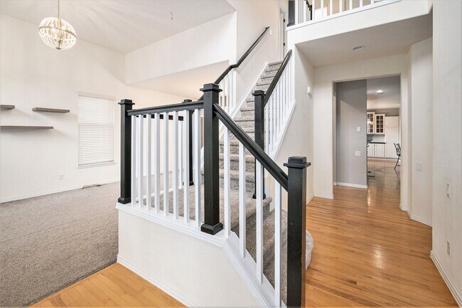 Foto del edificio - Welcome to this beautifully maintained 4-bedroom, 4-bath home with a dedicated office space