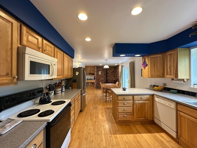 Building Photo - Fully Furnished 3BD/3BA Home with Solar Po...