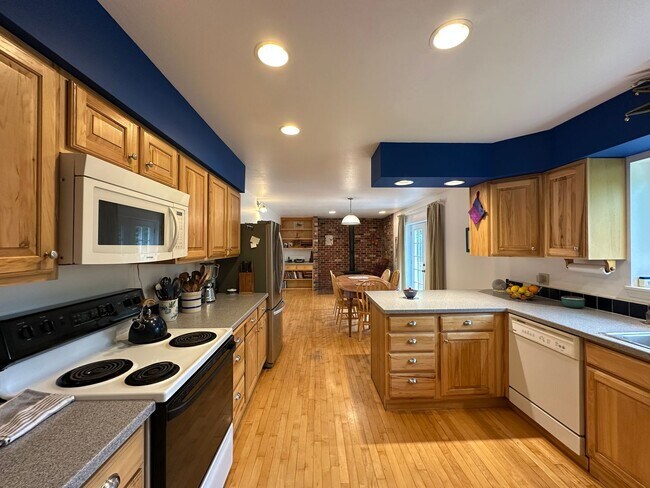Foto del edificio - Fully Furnished 3BD/3BA Home with Solar Po...