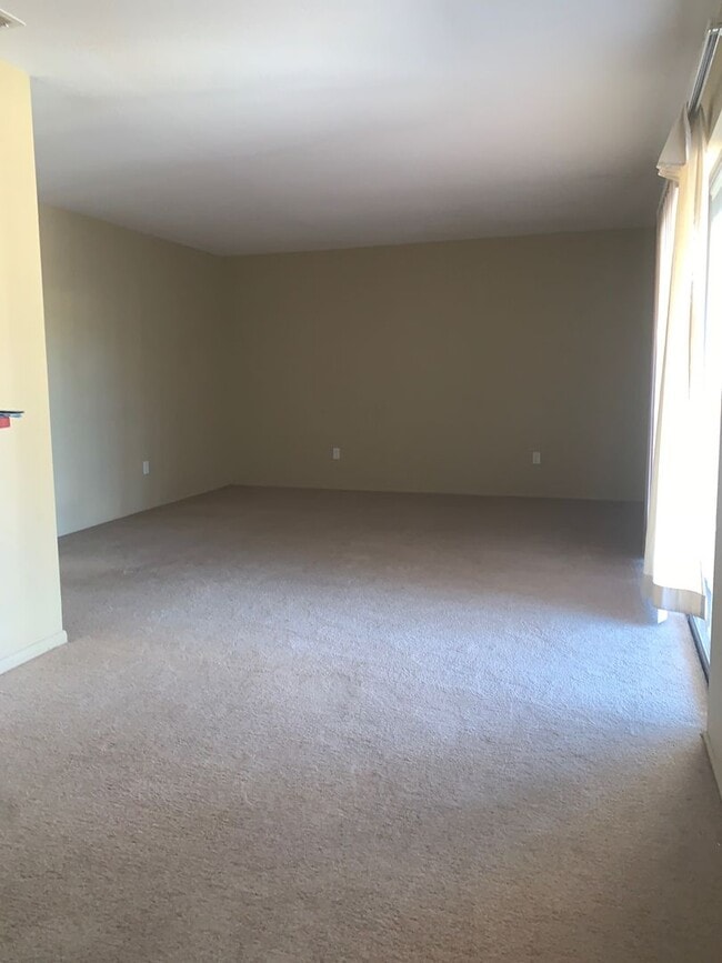 Building Photo - 937L Country Club Dr