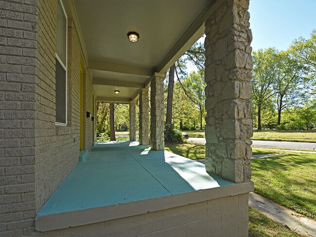 Foto del edificio - 1 Bedroom, 1 Bathroom Duplex Near Stone Wall and N Avalon