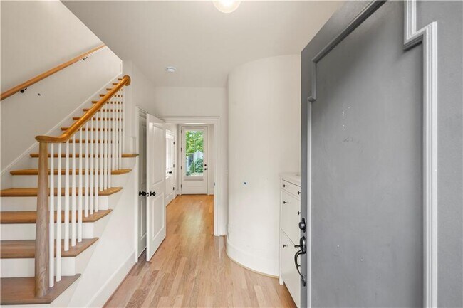 Foto del edificio - 689 Fraser St SE