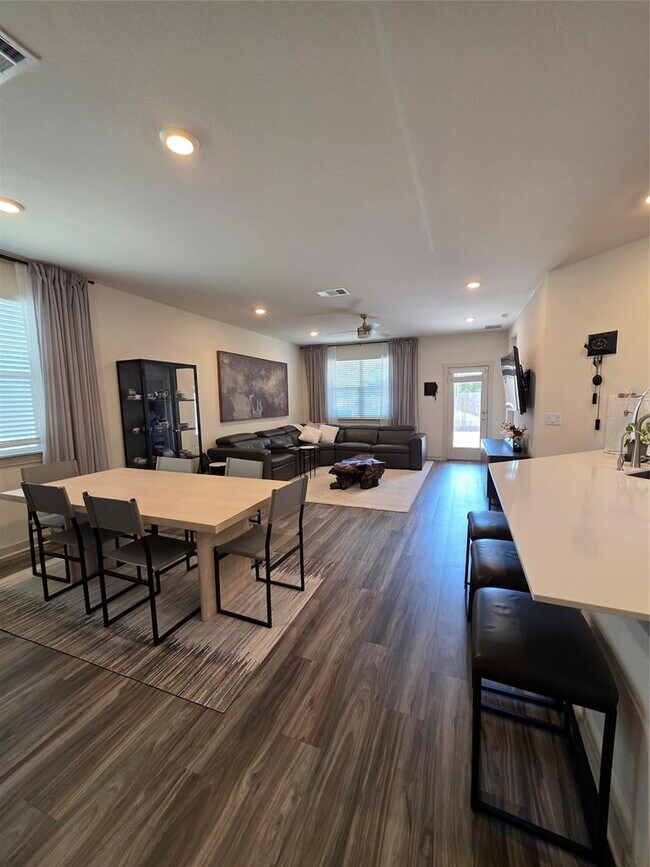 Foto del edificio - 8415 Linda Michelle Ln