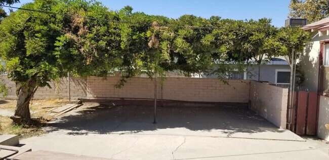 Building Photo - Centrally Located