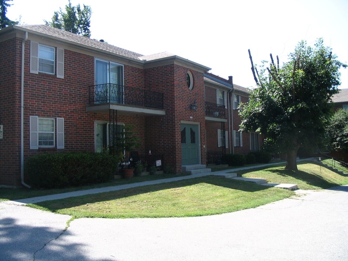 Primary Photo - Royal Oaks Apartments