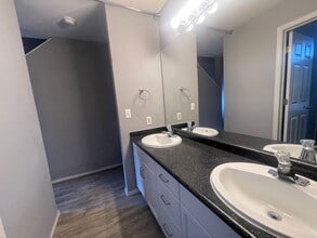 Building Photo - 560 Abby Ln