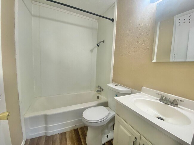 Foto del edificio - 2 bed 1 bath 1 car garage available now