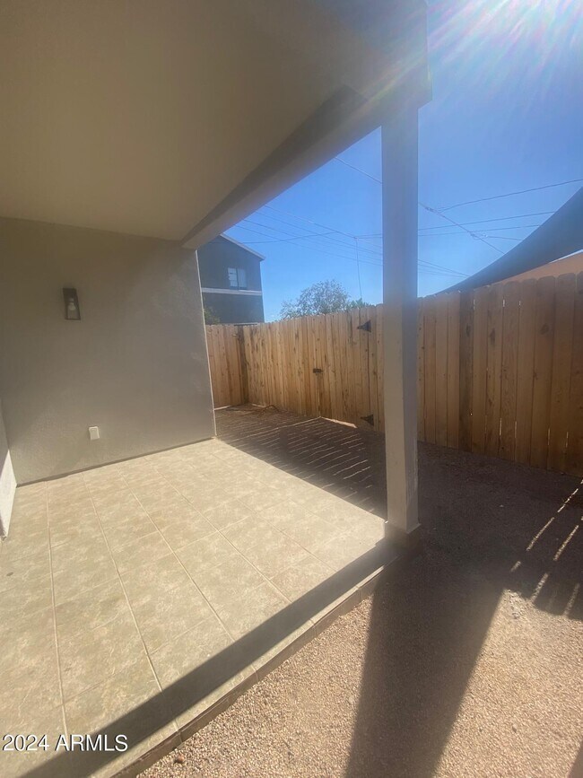 Foto del edificio - 1613 W Mountain View Rd