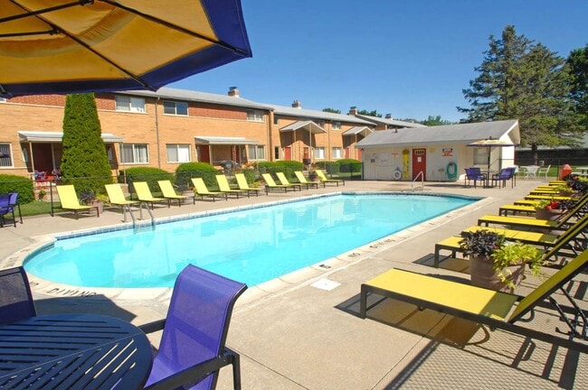 Swimming Pool and Sun Deck - Village Townhomes