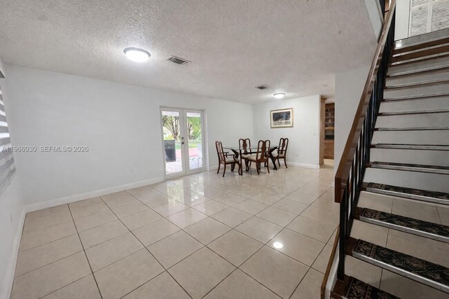 Building Photo - 550 SW 115th Ave
