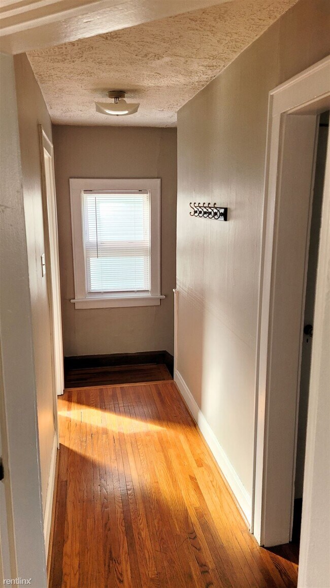 Building Photo - 2 br, 1 bath Duplex - 2592 Indianola Ave G...