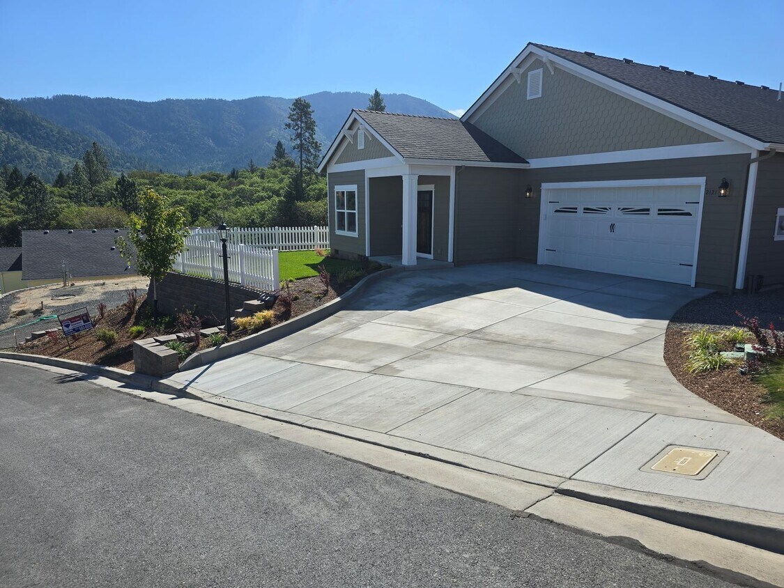 Foto principal - 3 bed 3 bath Brand-New Custom-Built home f...