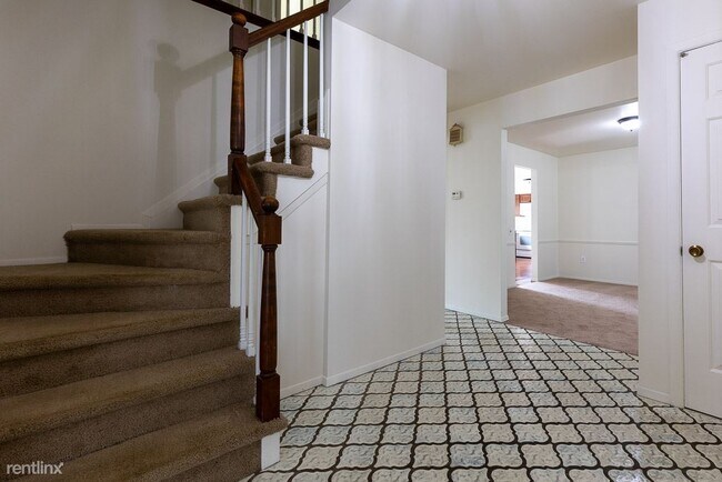 Foto del edificio - 4 br, 2.5 bath House - 4421 Walnut Woods Dr