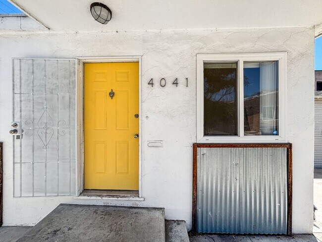 Foto del edificio - Gorgeous 1B/1BA Upgraded Duplex in City He...