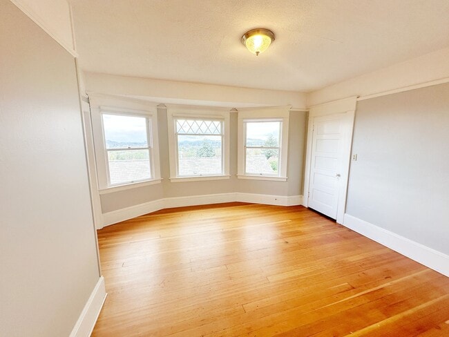 Building Photo - 1 Bedroom 1 Bath Top Floor Unit with HUGE ...